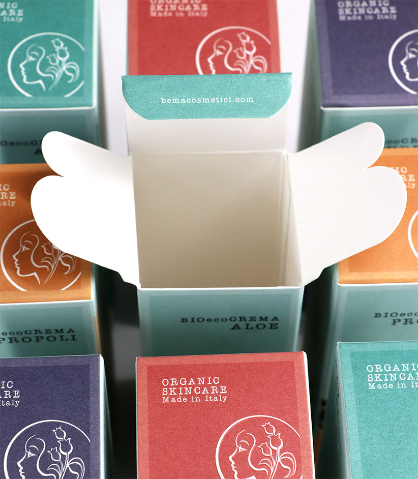 Dettaglio astucci BIOecoCREMA con rilievo a secco e effetto sensoriale, realizzati da Grafica Atestina