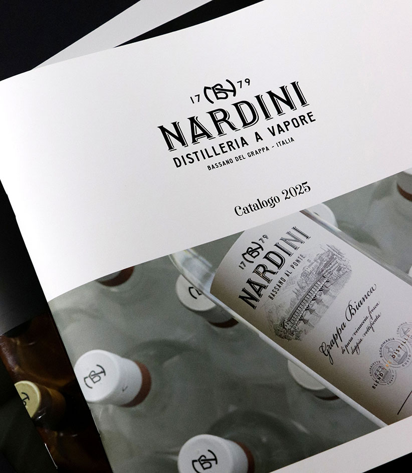 Opuscolo istituzionale Distilleria Nardini stampato in quadricromia con plastificazione opaca e serigrafia digitale.