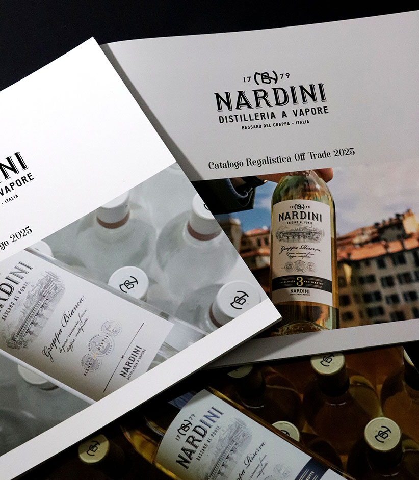 Opuscolo promozionale Distilleria Nardini con stampa 4/4 colori e serigrafia digitale spessorata.