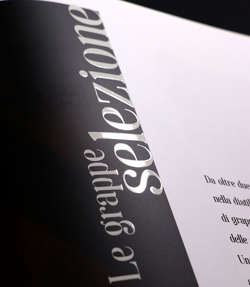 Dettaglio interno catalogo Distilleria Nardini con serigrafia digitale e finitura opaca.