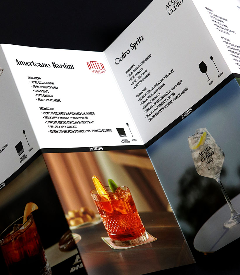 Dettaglio piega a fisarmonica del volantino cocktail list Distilleria Nardini.