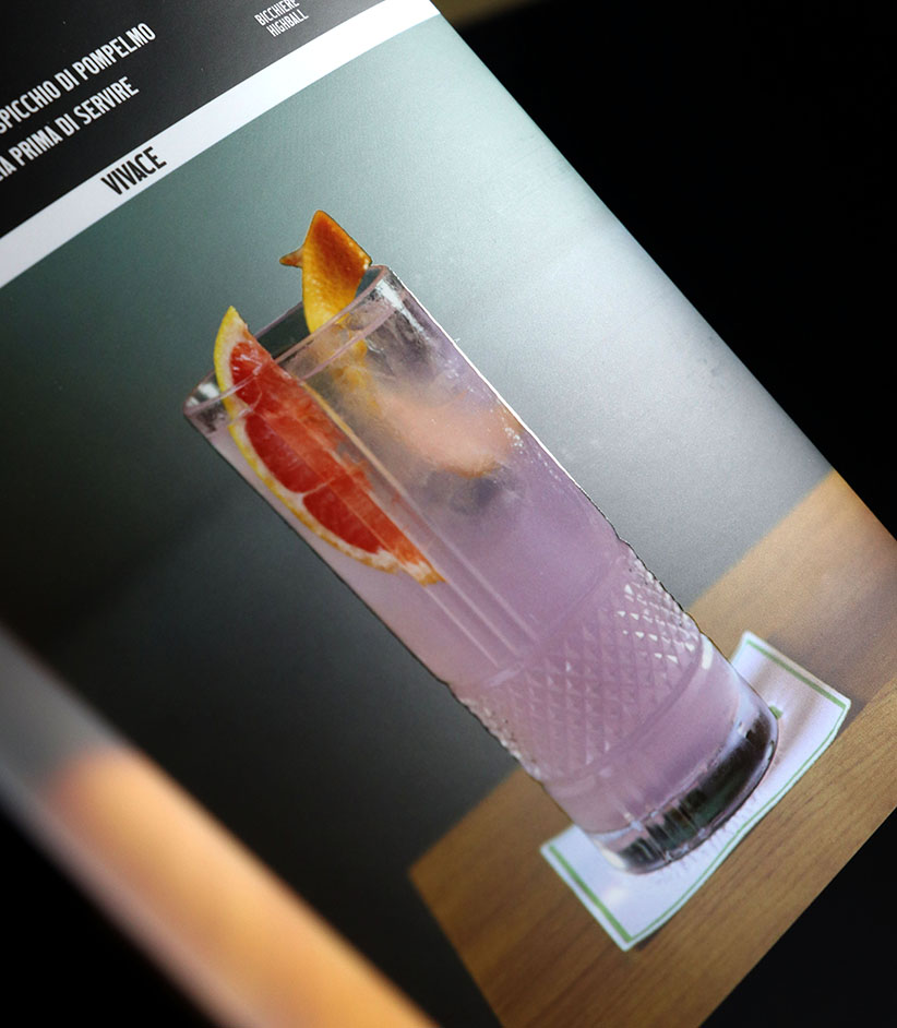 Versione italiana del volantino cocktail list Distilleria Nardini con stampa premium e finiture opache.