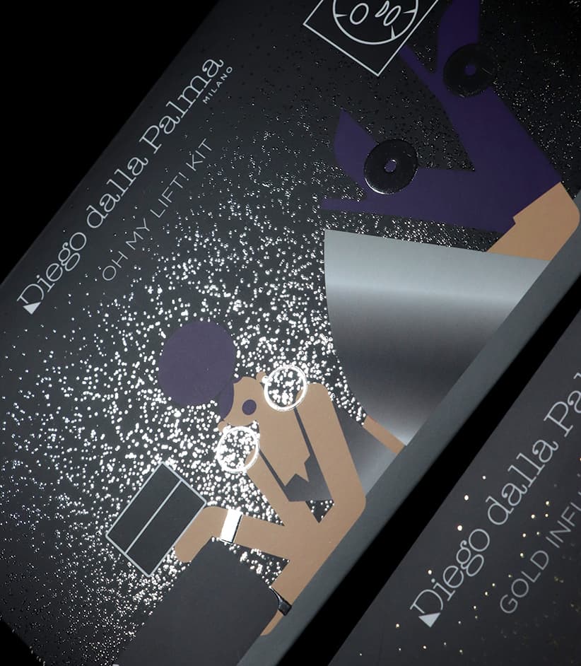 Dettaglio argento lucido digitale su cofanetti natalizi cosmetici