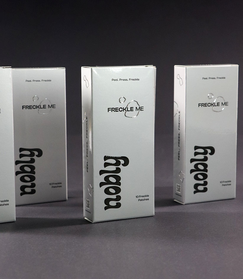 Astuccio lineare Freckle Me in cartoncino Zenith con dettagli in argento e vernice serigrafica spessorata.