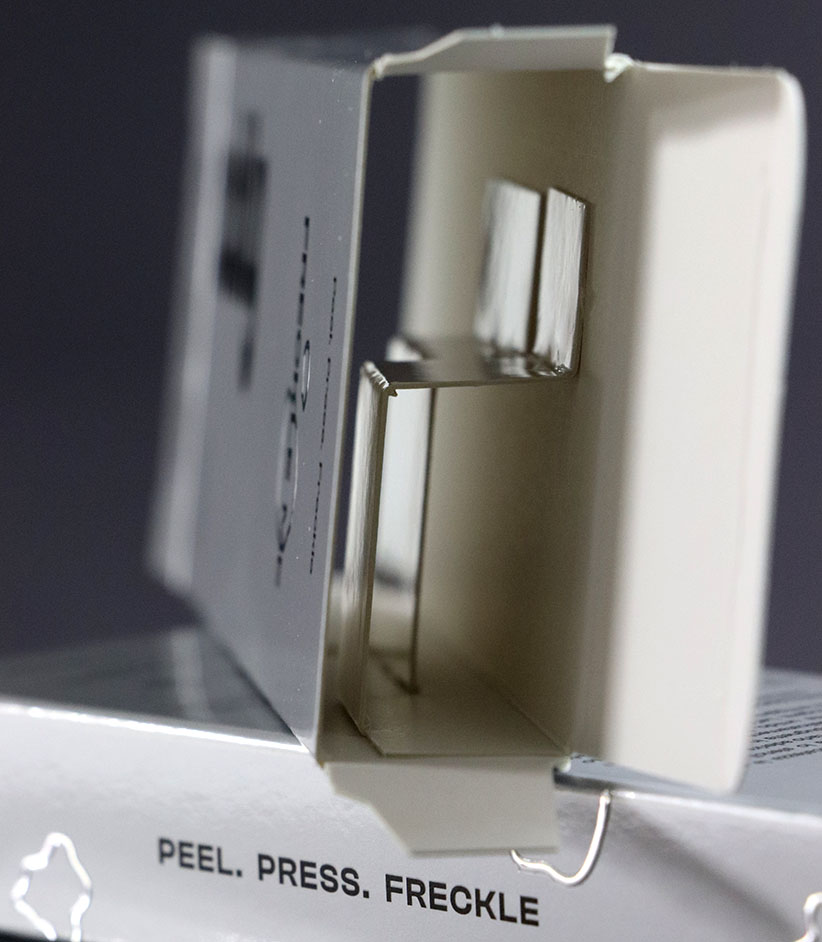 Interno dell’astuccio con separatore su misura per patch e spugnetta.