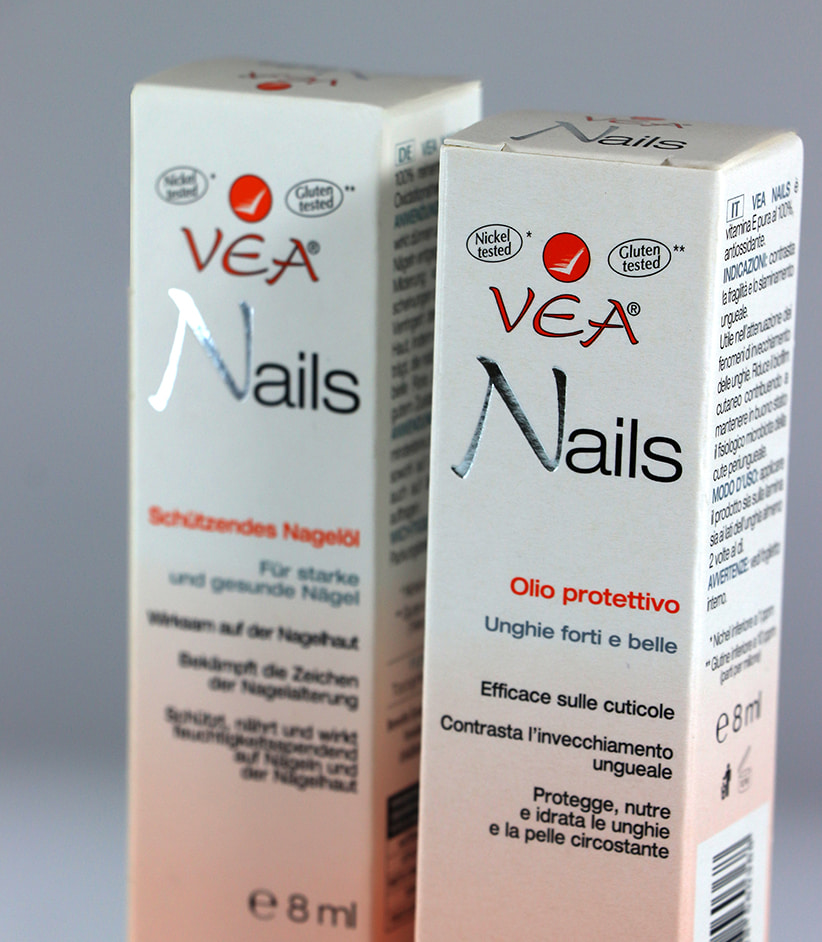 Astucci VEA® lineari con nobilitazioni argentate e vernici opache.