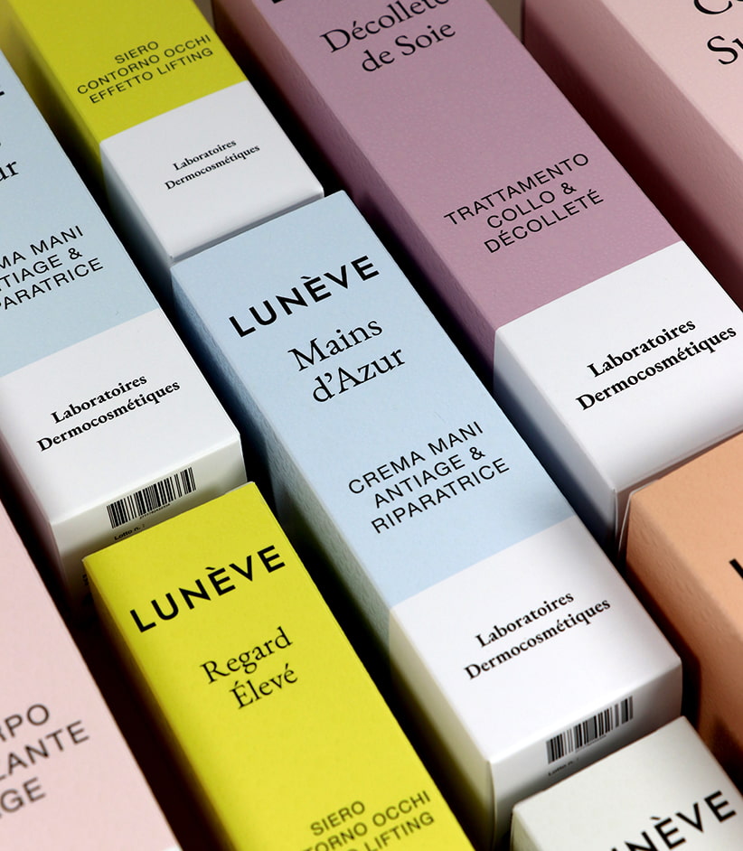 Astucci cosmetici su misura per vasetti in vetro e flaconi di diverse dimensioni.